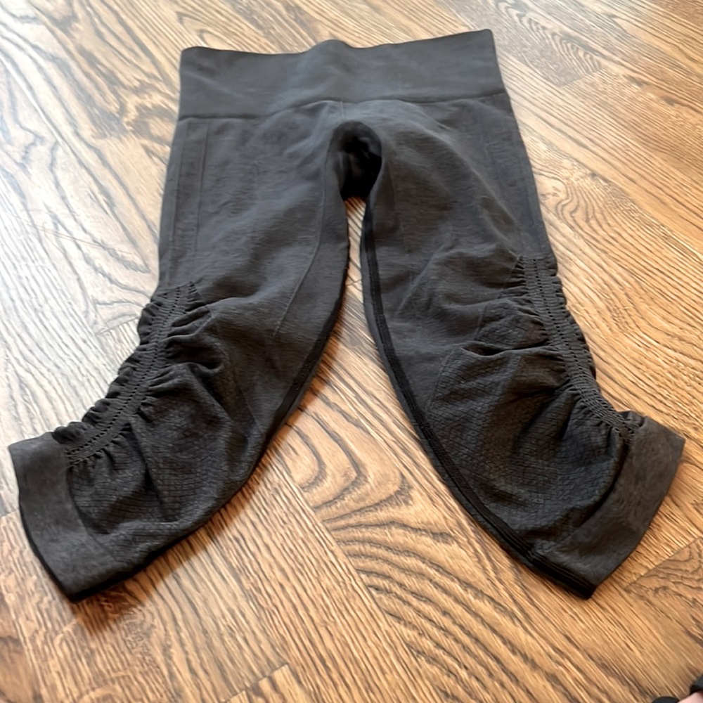 Lululemon Size 2 grey cropped leggings